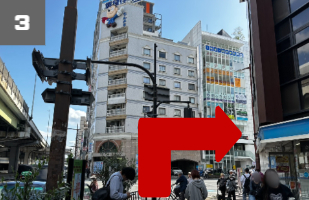 御堂筋線江坂駅8番出口交差点右折