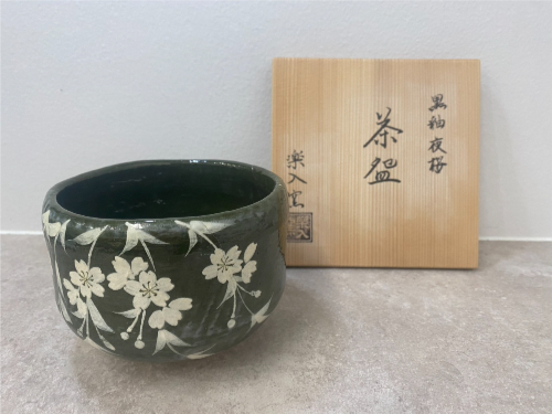 楽入窯の黒釉夜桜茶碗1